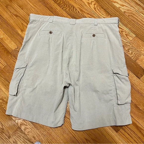 ✅Paradise Coves Men's 100% Silk Light Tan Pleated Cargo Shorts - Size 42 - VGUC - Picture 2 of 9